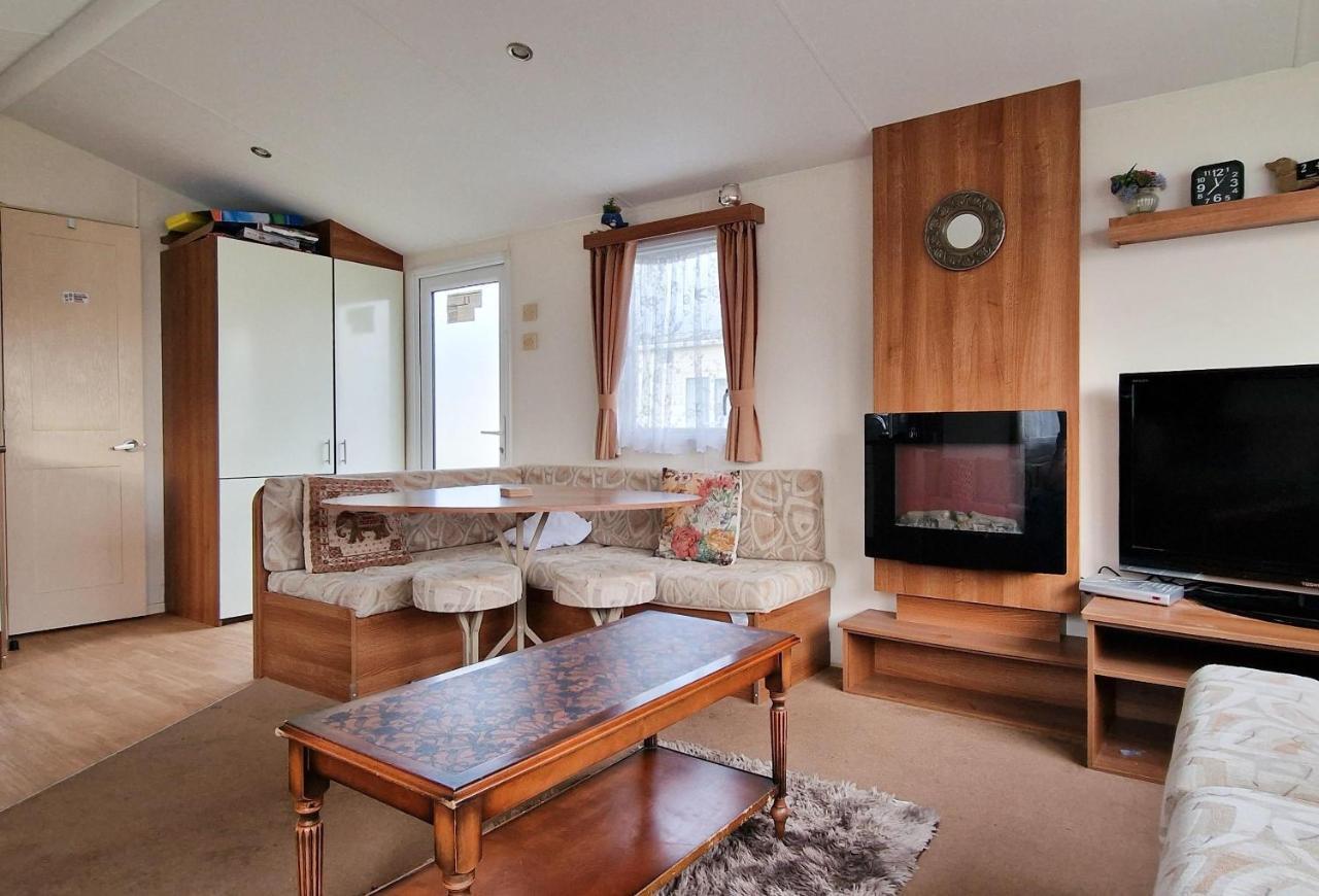 Great 8 Berth Caravan For Hire At St Osyth In Essex Ref 28123gc