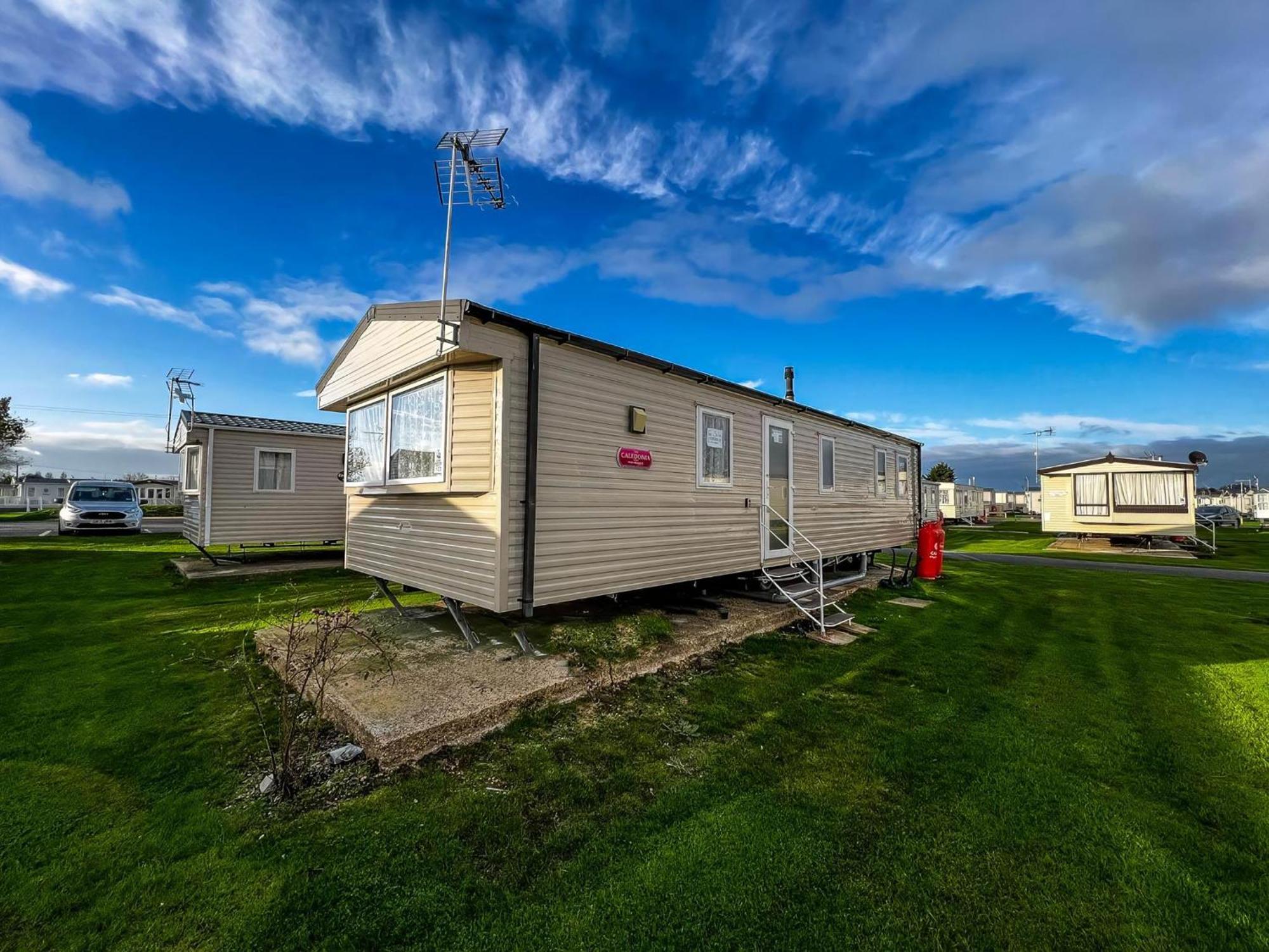 Great 8 Berth Caravan For Hire At St Osyth In Essex Ref 28123gc Clacton-on-Sea