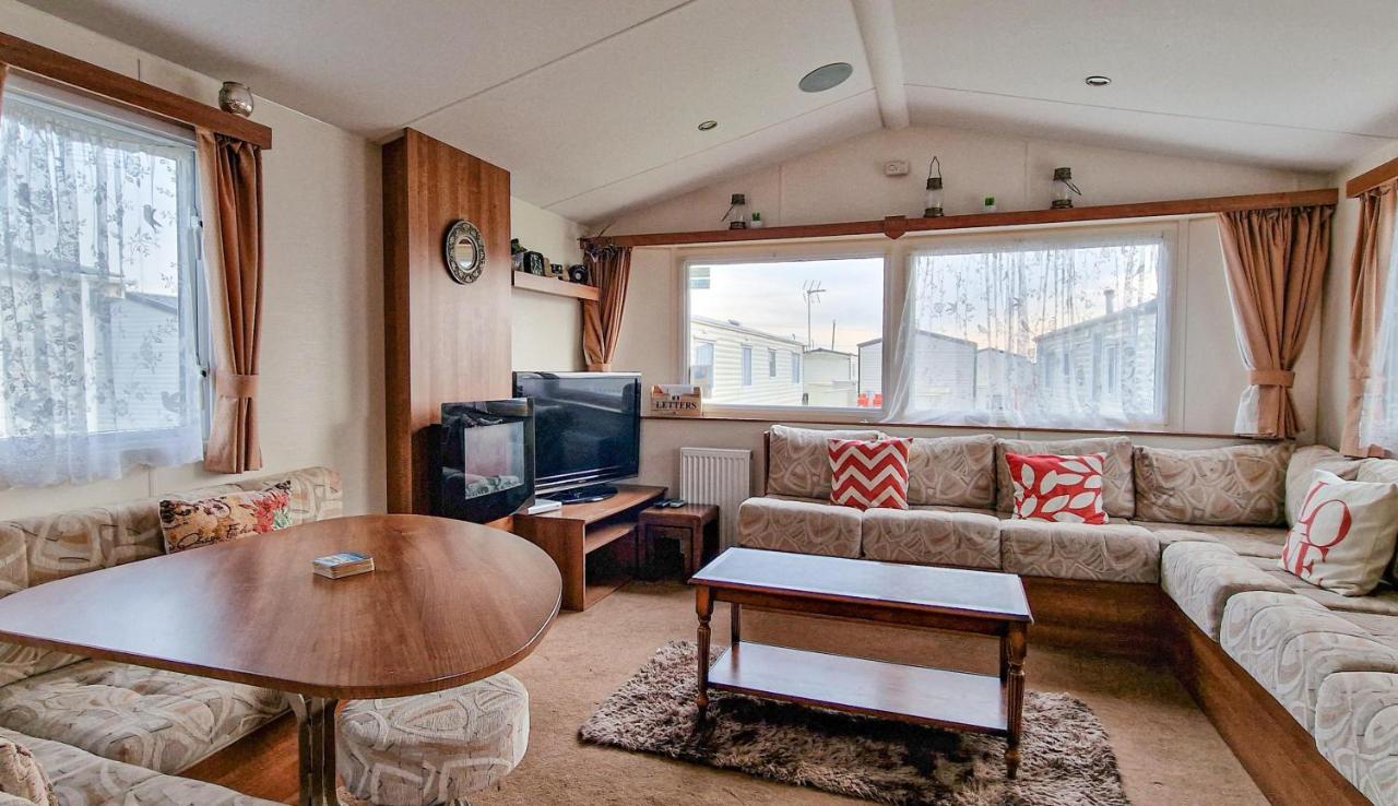 Great 8 Berth Caravan For Hire At St Osyth In Essex Ref 28123gc Campsite *