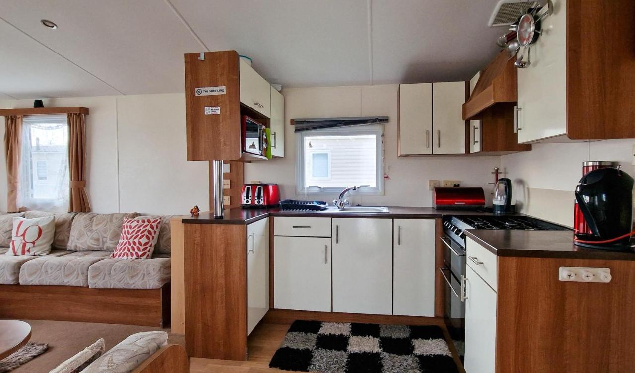 Great 8 Berth Caravan For Hire At St Osyth In Essex Ref 28123gc