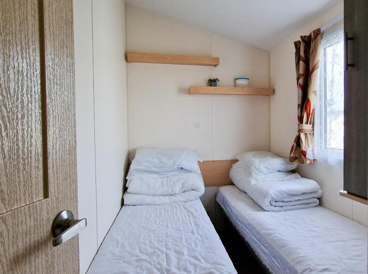 Great 8 Berth Caravan For Hire At St Osyth In Essex Ref 28123gc Clacton-on-Sea