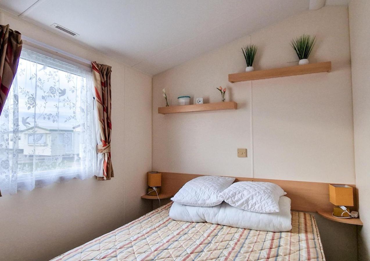 Great 8 Berth Caravan For Hire At St Osyth In Essex Ref 28123gc Clacton-on-Sea