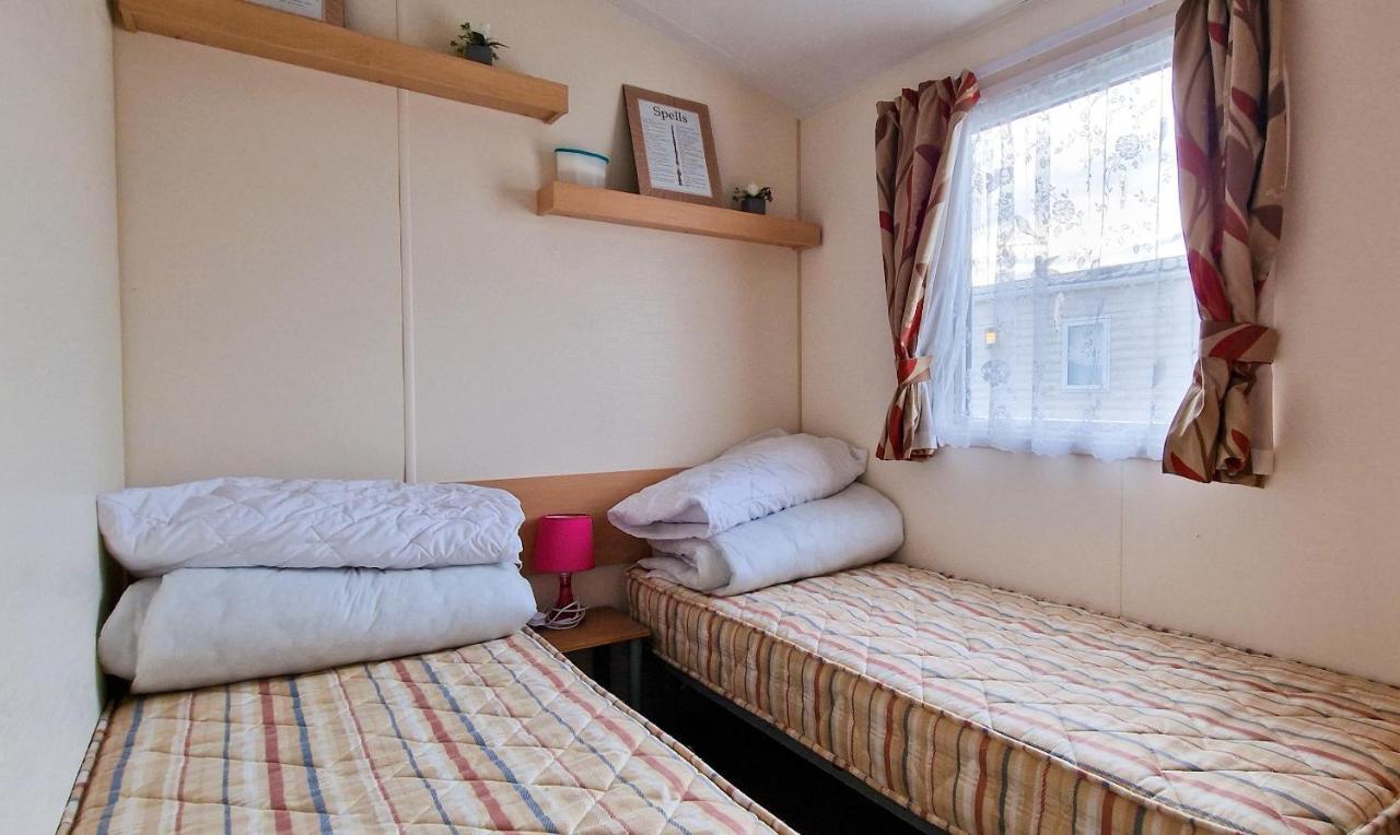 Great 8 Berth Caravan For Hire At St Osyth In Essex Ref 28123gc