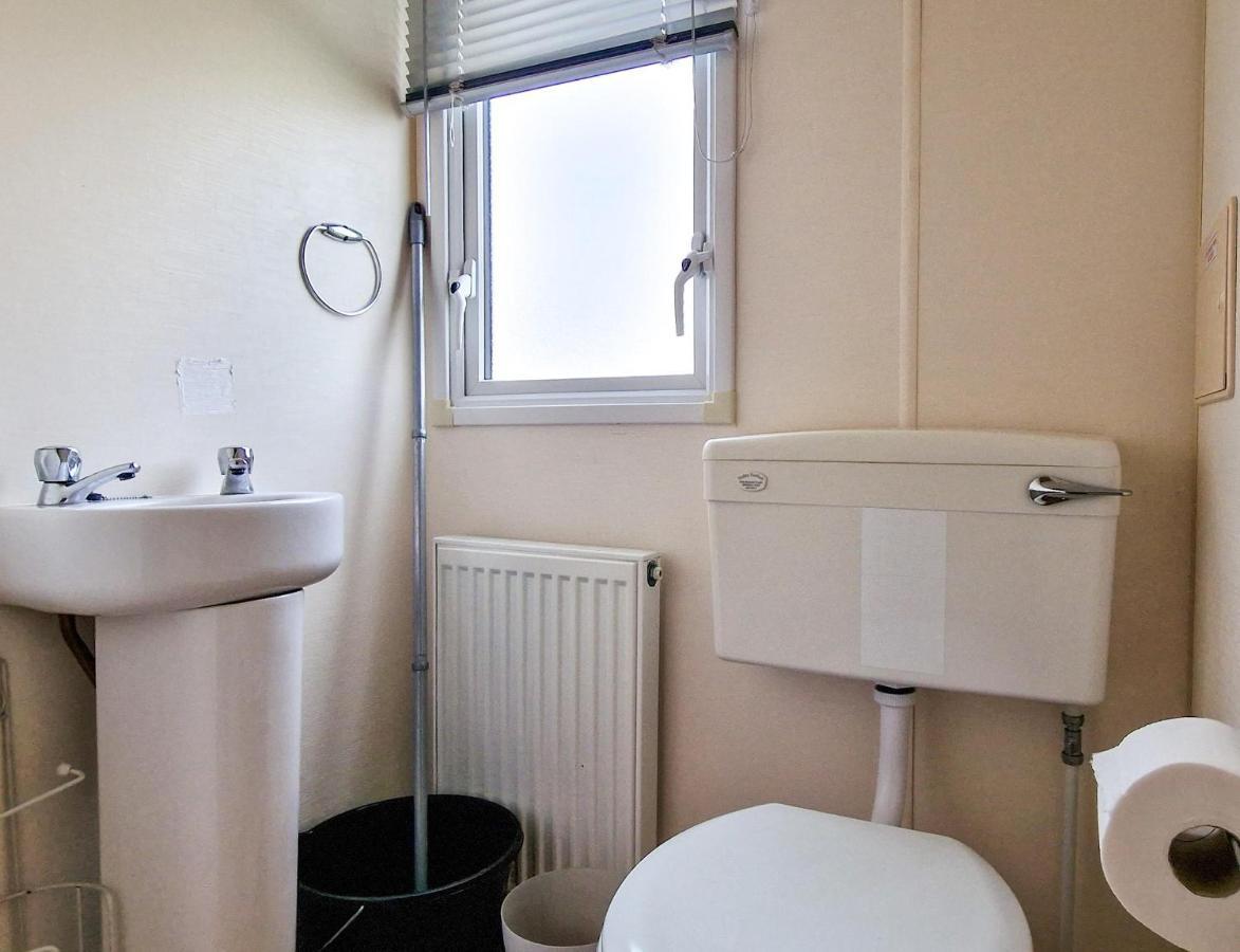Great 8 Berth Caravan For Hire At St Osyth In Essex Ref 28123gc Campsite Clacton-on-Sea
