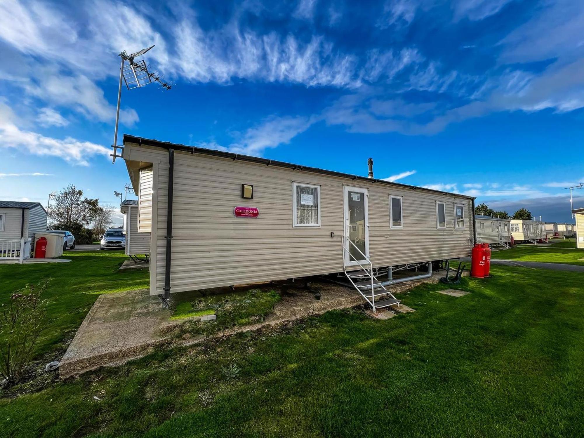Great 8 Berth Caravan For Hire At St Osyth In Essex Ref 28123gc Campsite