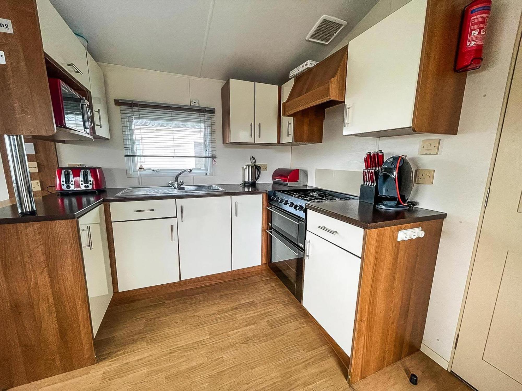 Great 8 Berth Caravan For Hire At St Osyth In Essex Ref 28123gc Campsite
