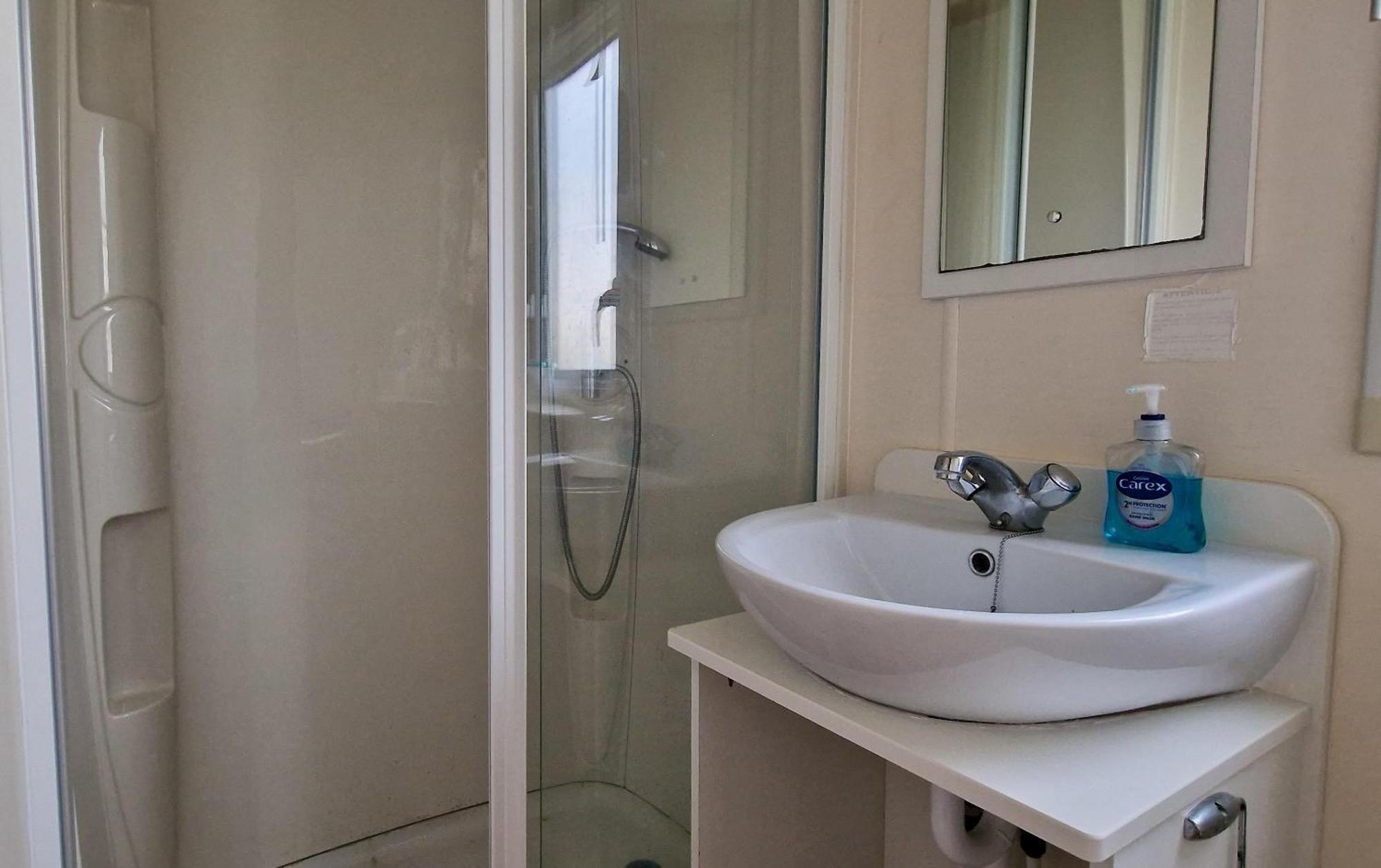 Great 8 Berth Caravan For Hire At St Osyth In Essex Ref 28123gc